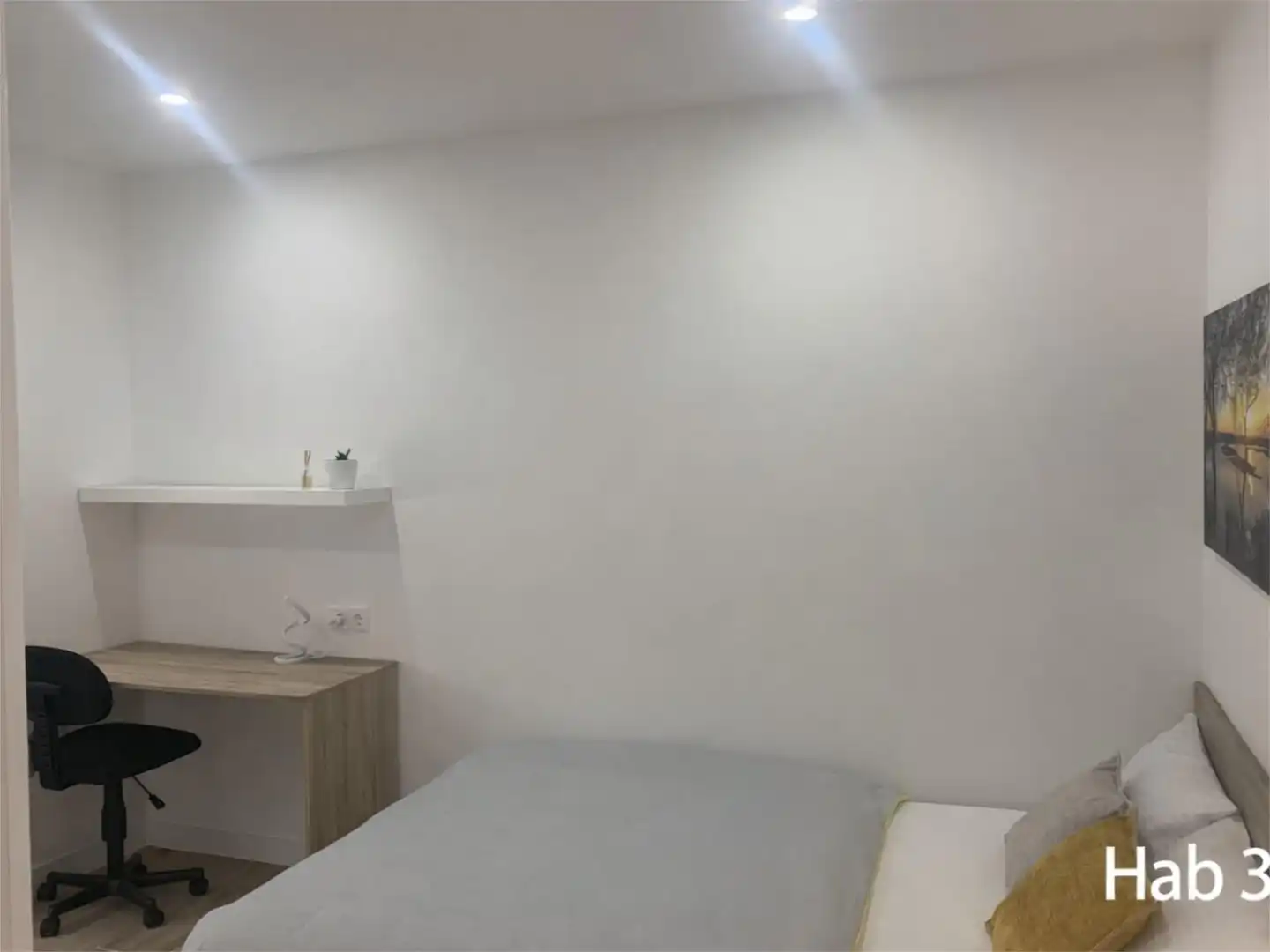 Room in Calle la Dolorosa, 8, Los Ángeles Bedroom of Flat for share in Madrid with Air Conditioner, Heating and Furnished