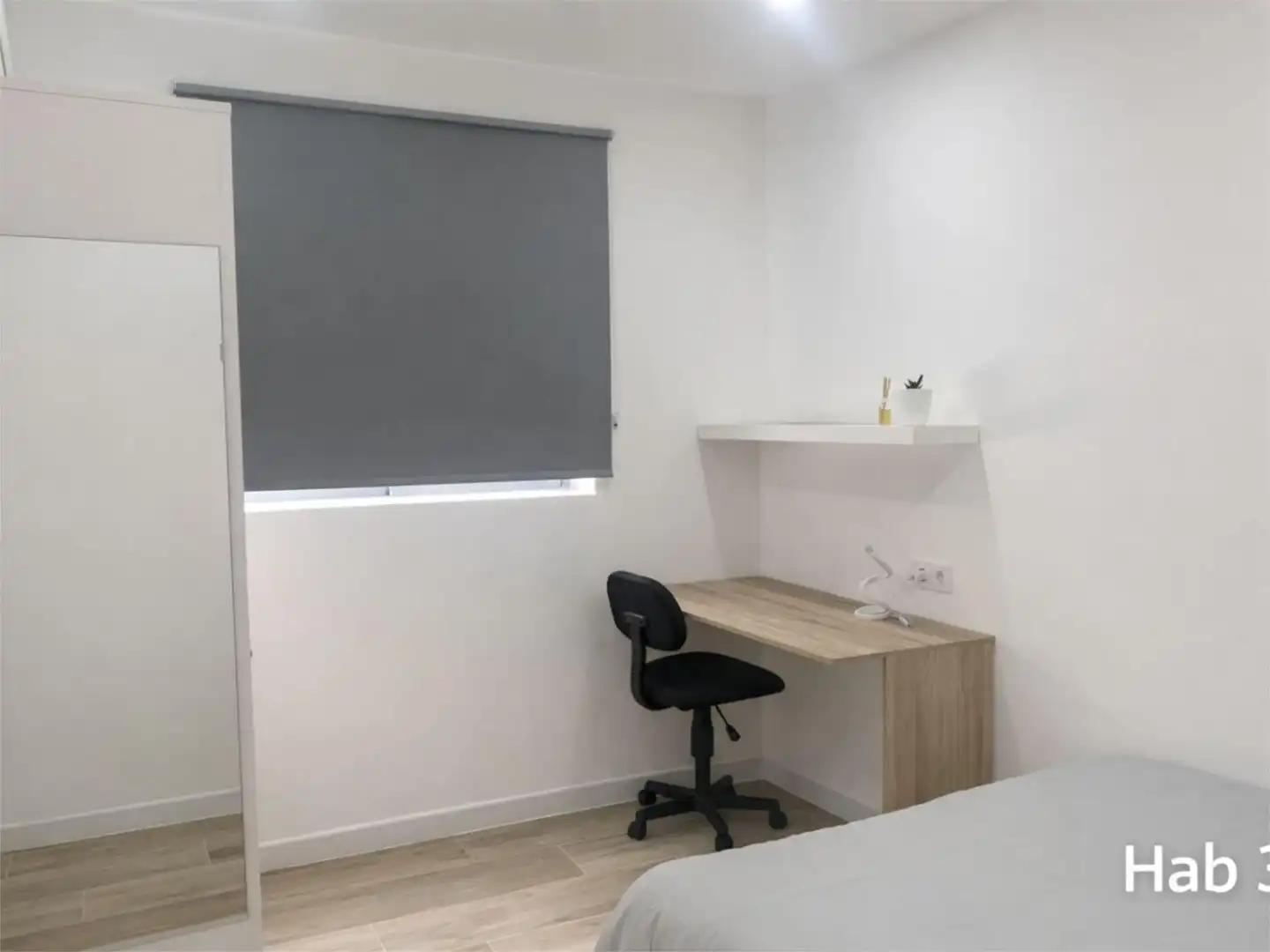 Room in Calle la Dolorosa, 8, Los Ángeles Bedroom of Flat for share in Madrid with Air Conditioner, Heating and Furnished
