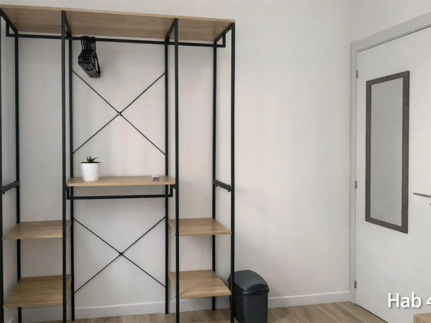 Room in Calle la Dolorosa, 8, Los Ángeles Bedroom of Flat for share in Madrid with Air Conditioner, Heating and Furnished