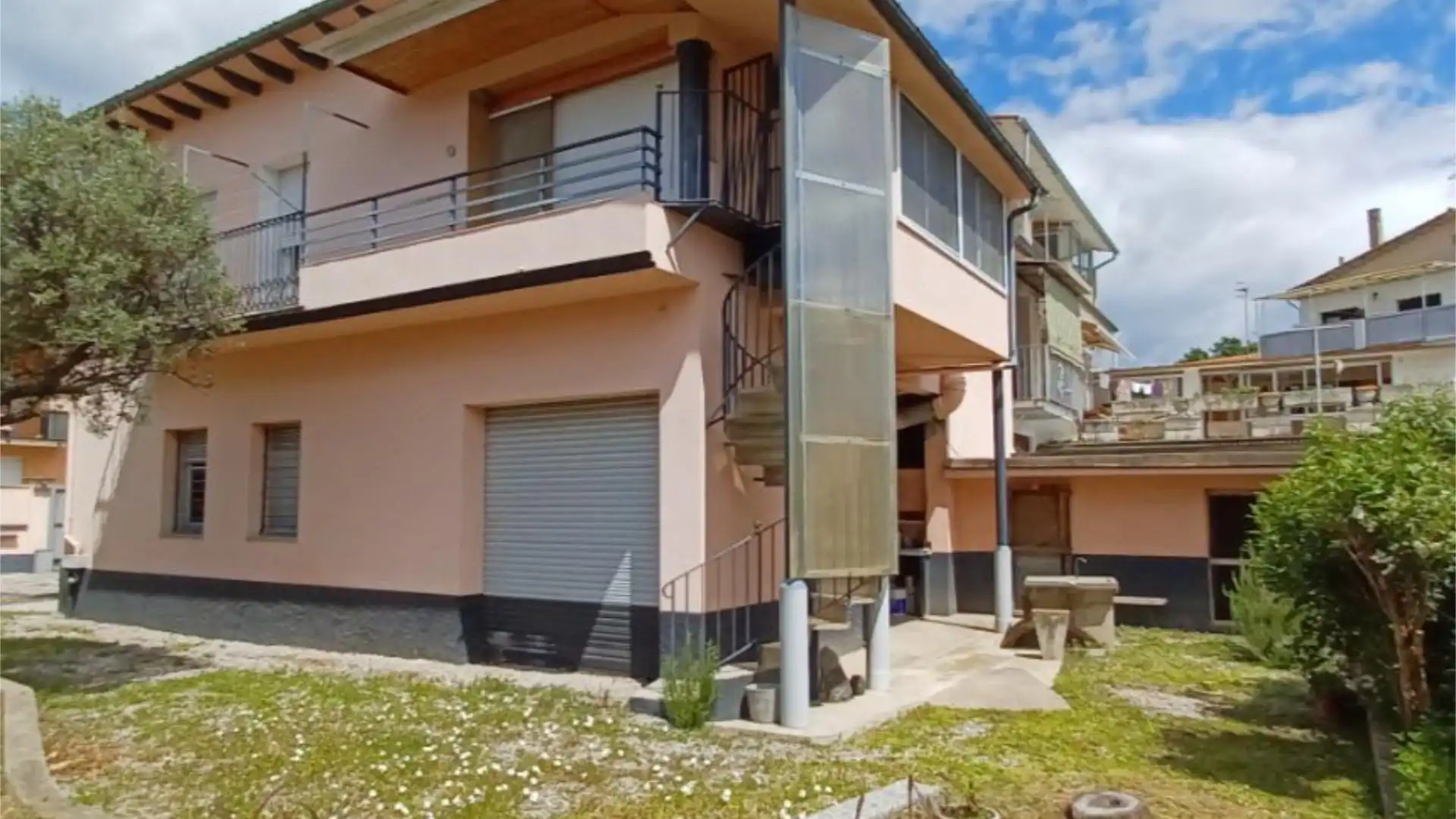 Vista exterior de Casa adosada en venda en Olot amb Terrassa i Balcó
