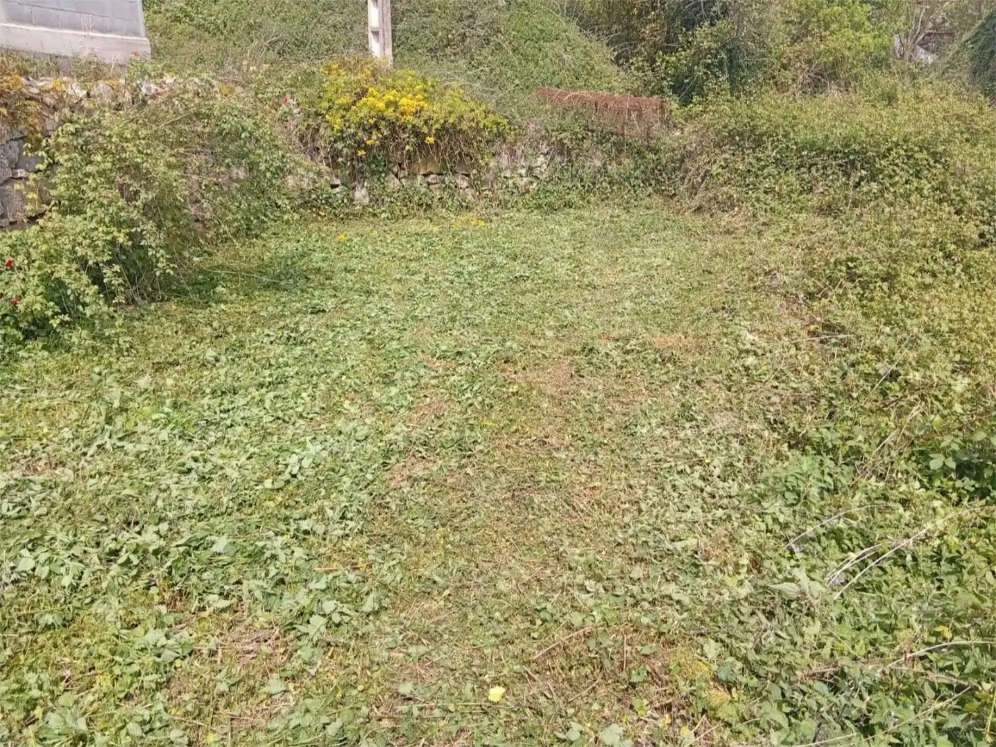 Wohnung zum Verkauf in Belmonte de Miranda mit Privatgarten und Abstellraum