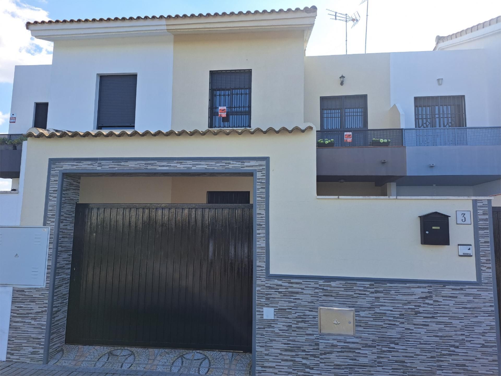 Vista exterior de Casa adosada en venda en Carrión de los Céspedes amb Aire condicionat