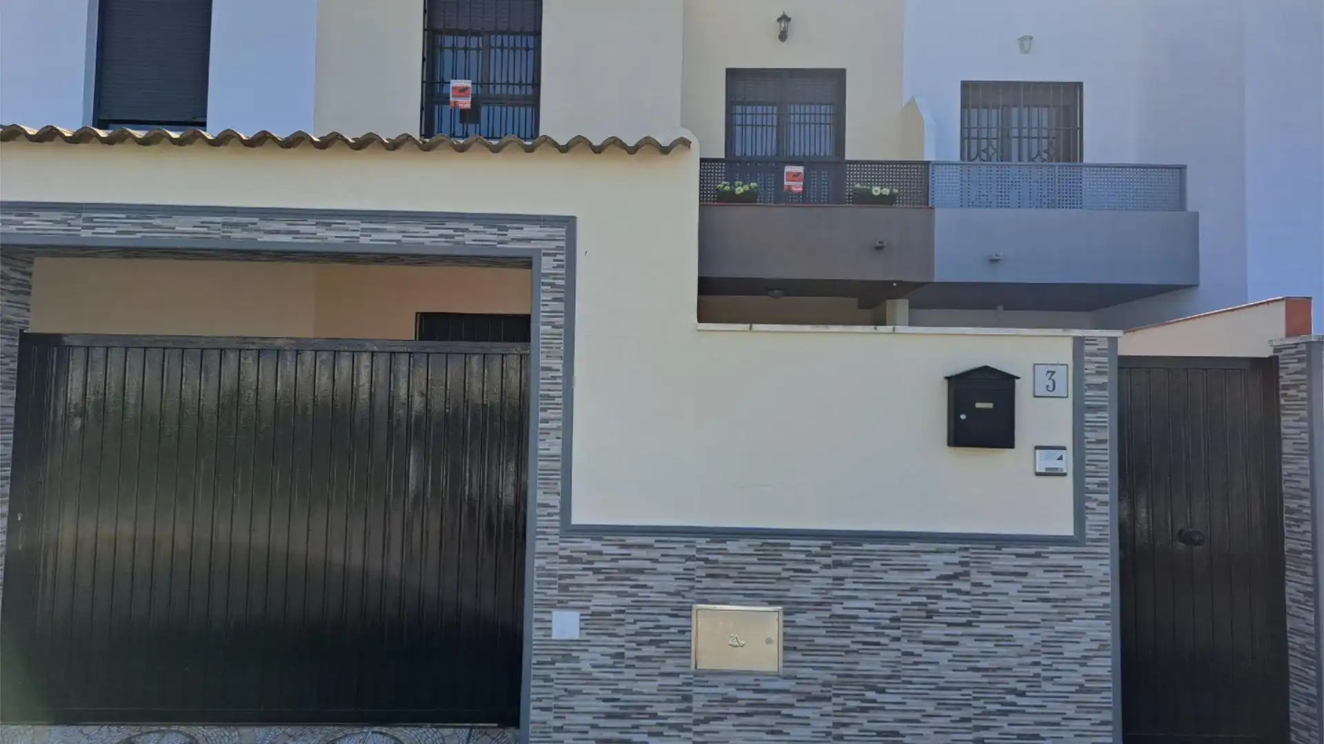 Vista exterior de Casa adosada en venta en Carrión de los Céspedes con Aire acondicionado