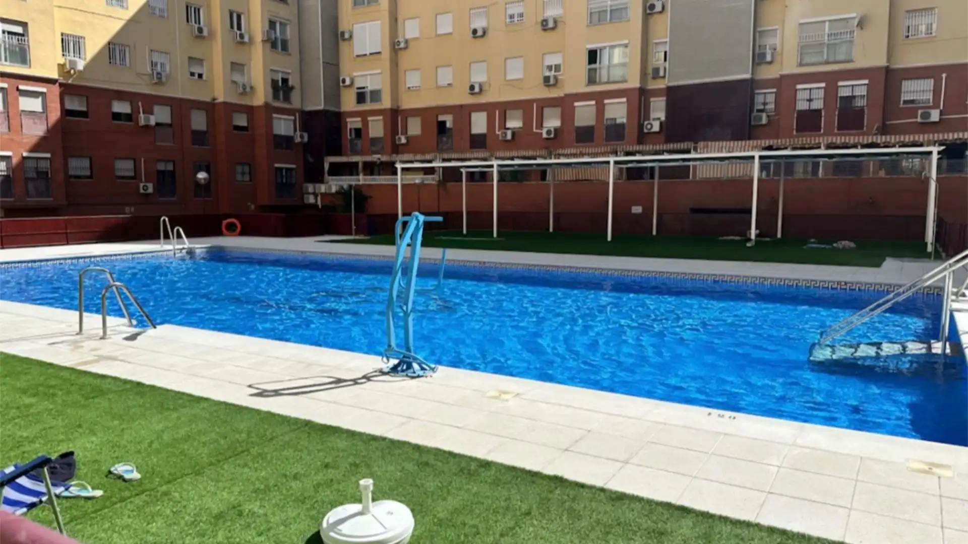 Pis de lloguer a Calle Flor de Salvia, 2, Colores - Entreparques Piscina de Pis de lloguer en Sevilla Capital amb Aire condicionat, Calefacció i Parquet