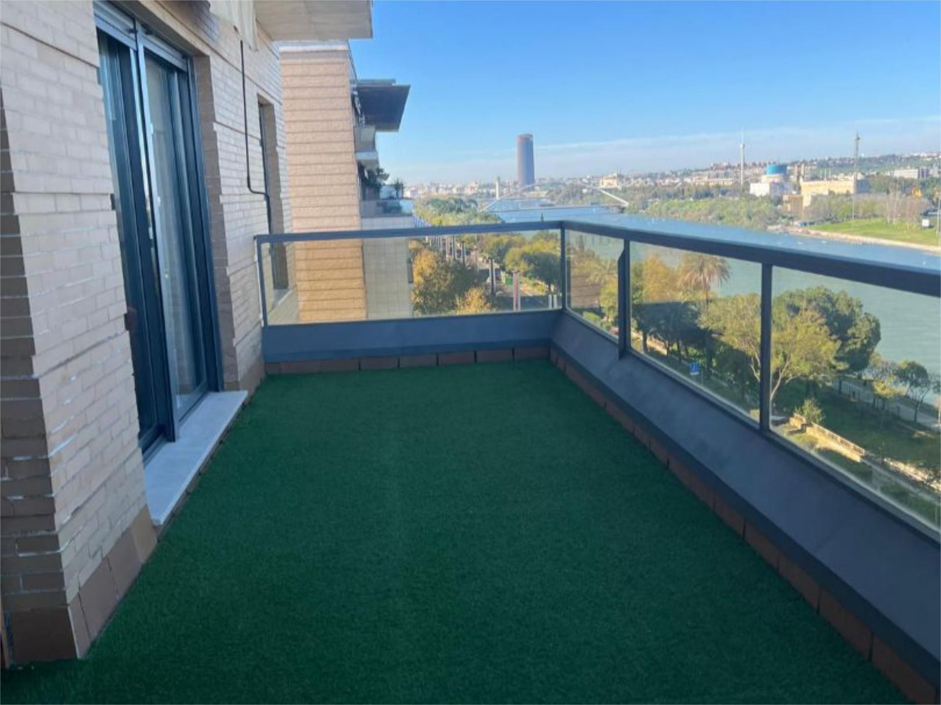 Piso de alquiler en Avenida Concejal Alberto Jiménez-Becerril, 26, El Torrejón - El Cerezo Terraza de Piso de alquiler en Sevilla Capital con Aire acondicionado, Calefacción y Parquet