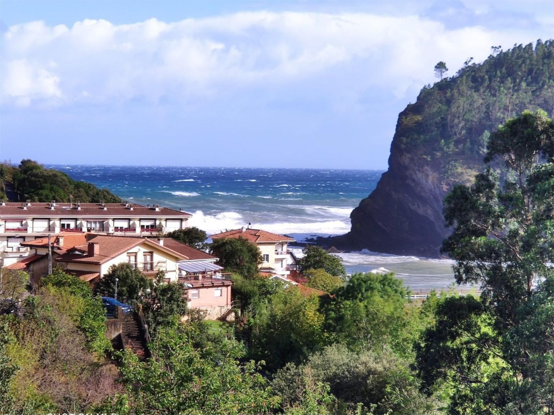 Vista exterior de Casa o xalet en venda en Lemoiz amb Terrassa, Piscina i Balcó