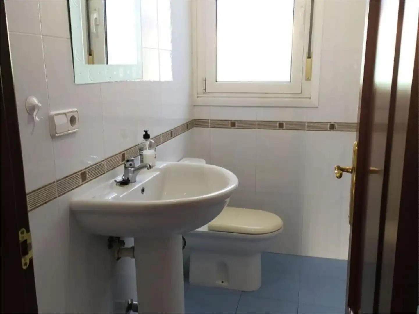 Casa o chalet en venta en Calle de la Pureza, Tremañes Baño de Casa o chalet en venta en Gijón con Calefacción, Parquet y Terraza