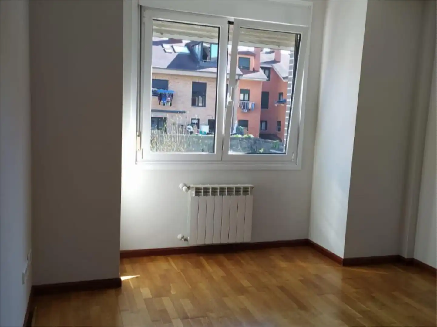 Casa o chalet en venta en Calle de la Pureza, Tremañes Habitación de Casa o chalet en venta en Gijón con Calefacción, Parquet y Terraza