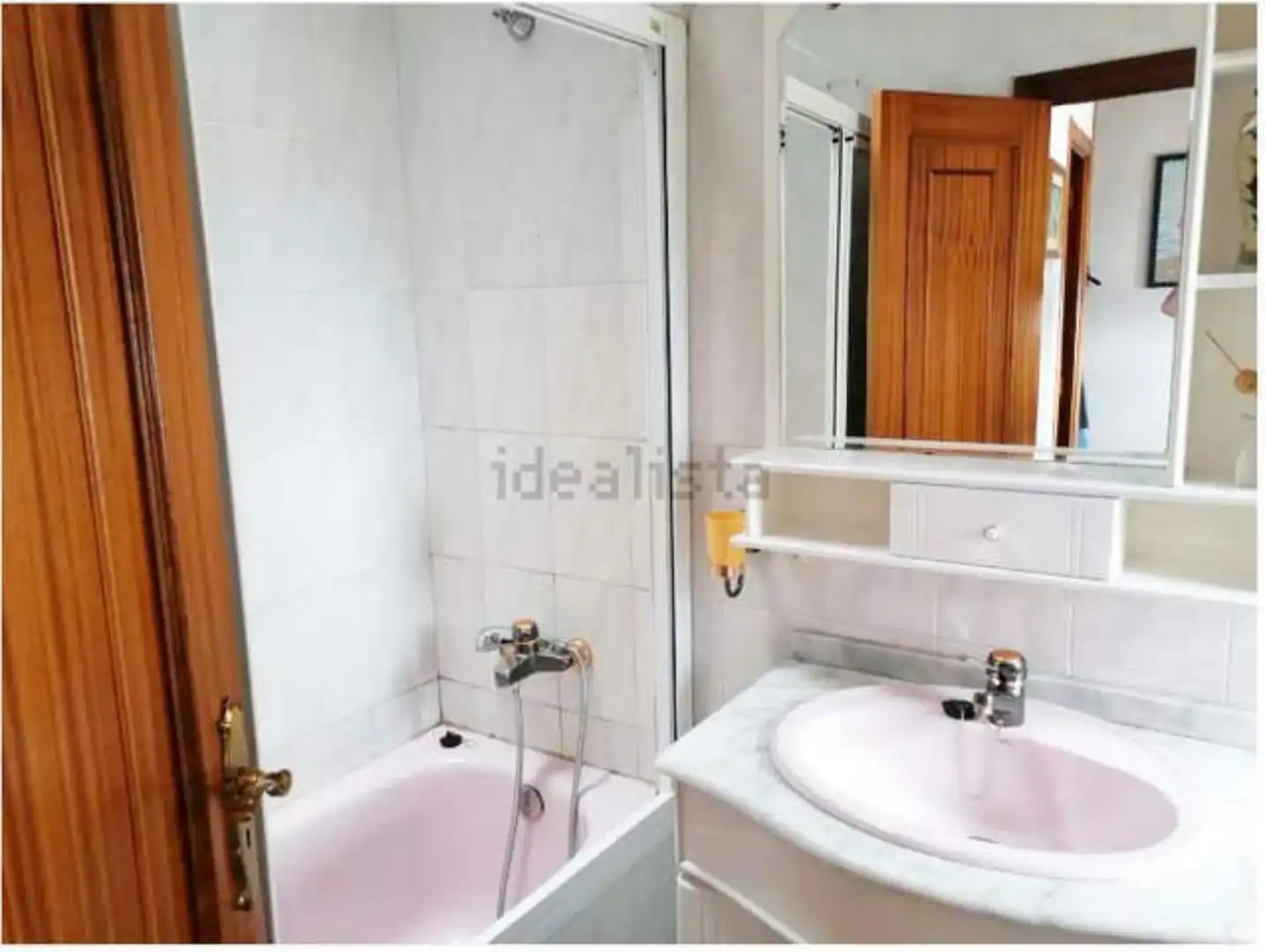 Piso en venta en A Pobra de Trives Baño de Piso en venta en A Pobra de Trives con Calefacción y Amueblado