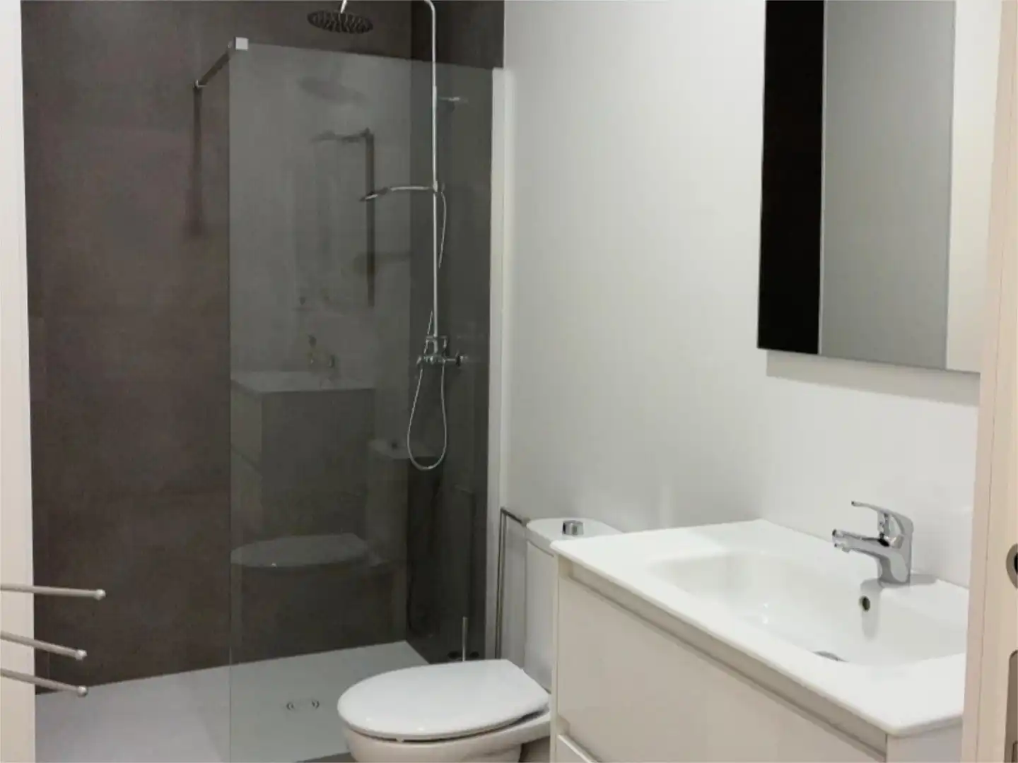 Piso de alquiler en Ollerías - San Cayetano Baño de Piso de alquiler en Córdoba con Aire acondicionado, Calefacción y Amueblado