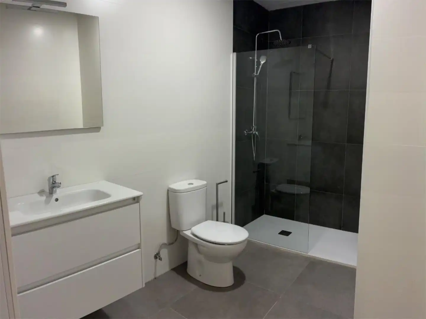 Piso de alquiler en Ollerías - San Cayetano Baño de Piso de alquiler en Córdoba con Aire acondicionado, Calefacción y Amueblado
