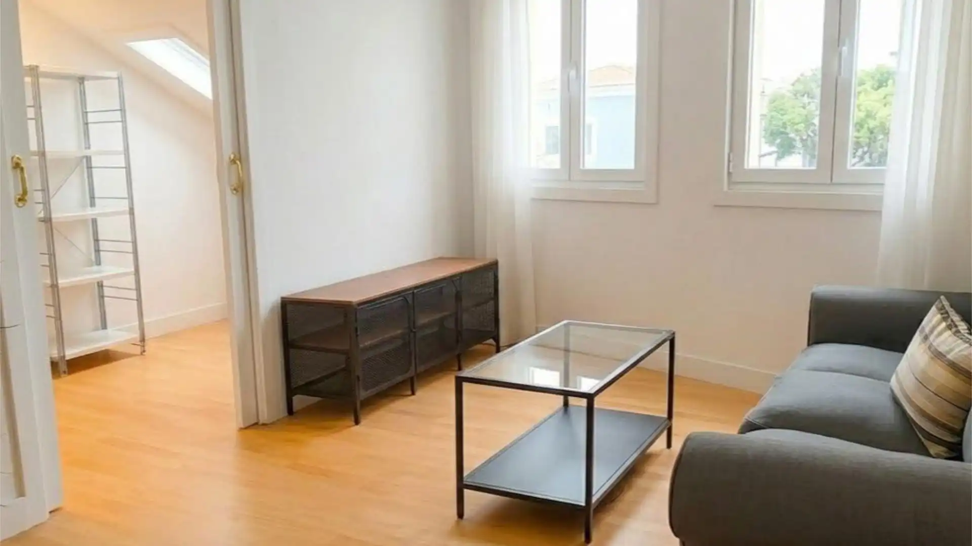 Piso en venta en Falperra - Santa Lucía Sala de estar de Piso en venta en A Coruña Capital con Calefacción, Parquet y Amueblado