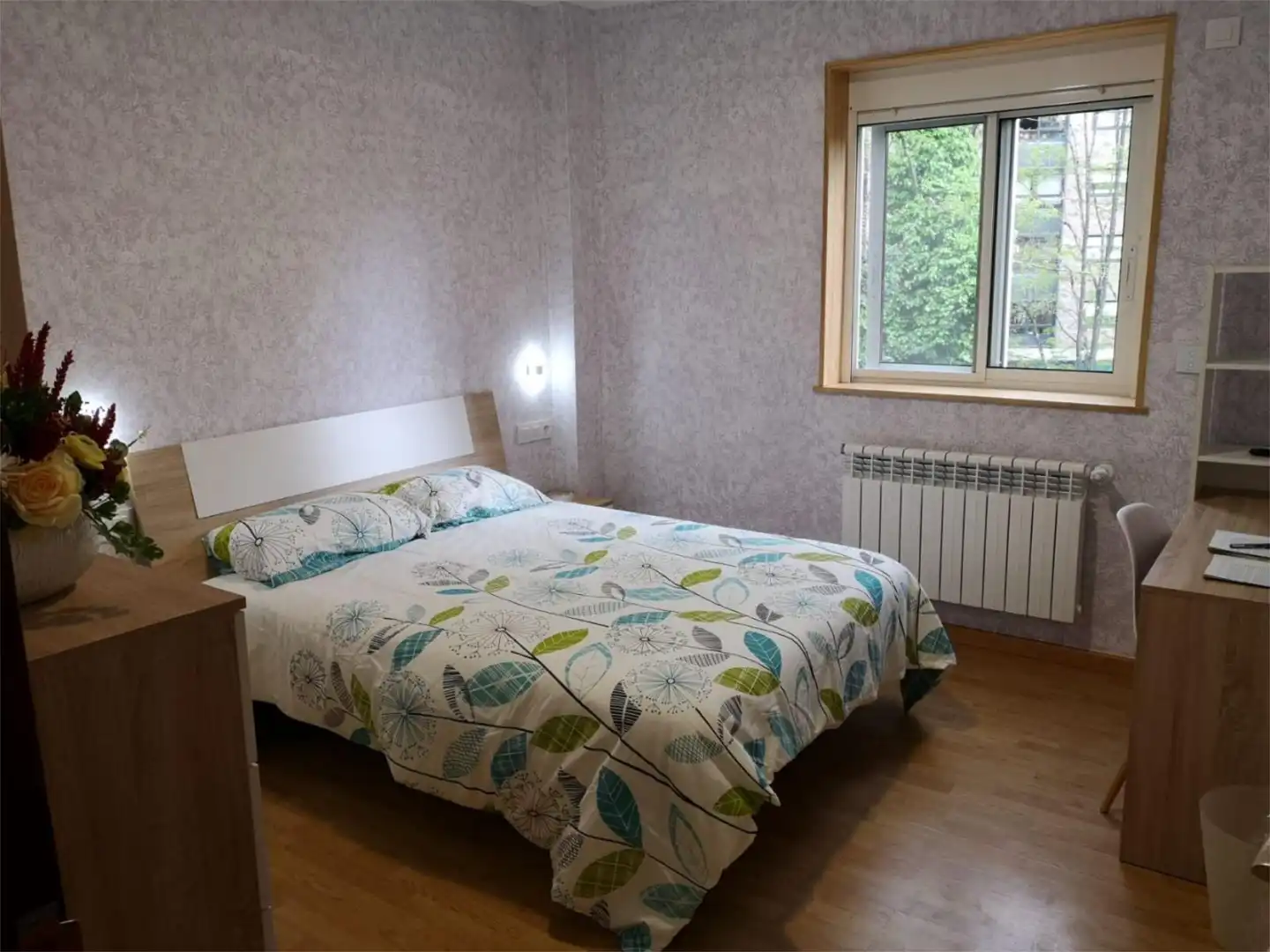 Room in Avenida de Vigo, 30, Zona Fernández Ladreda Bedroom of Flat for share in Pontevedra Capital with Heating, Parquet flooring and Furnished