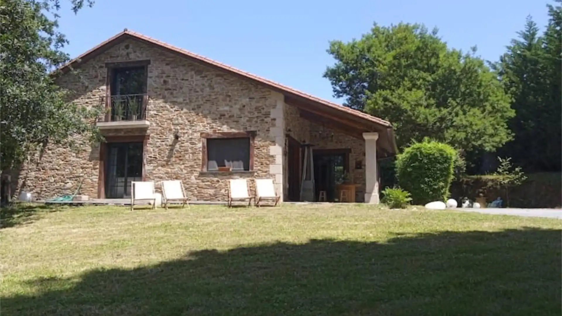 Vista exterior de Casa o xalet en venda en Abegondo amb Calefacció, Jardí privat i Terrassa