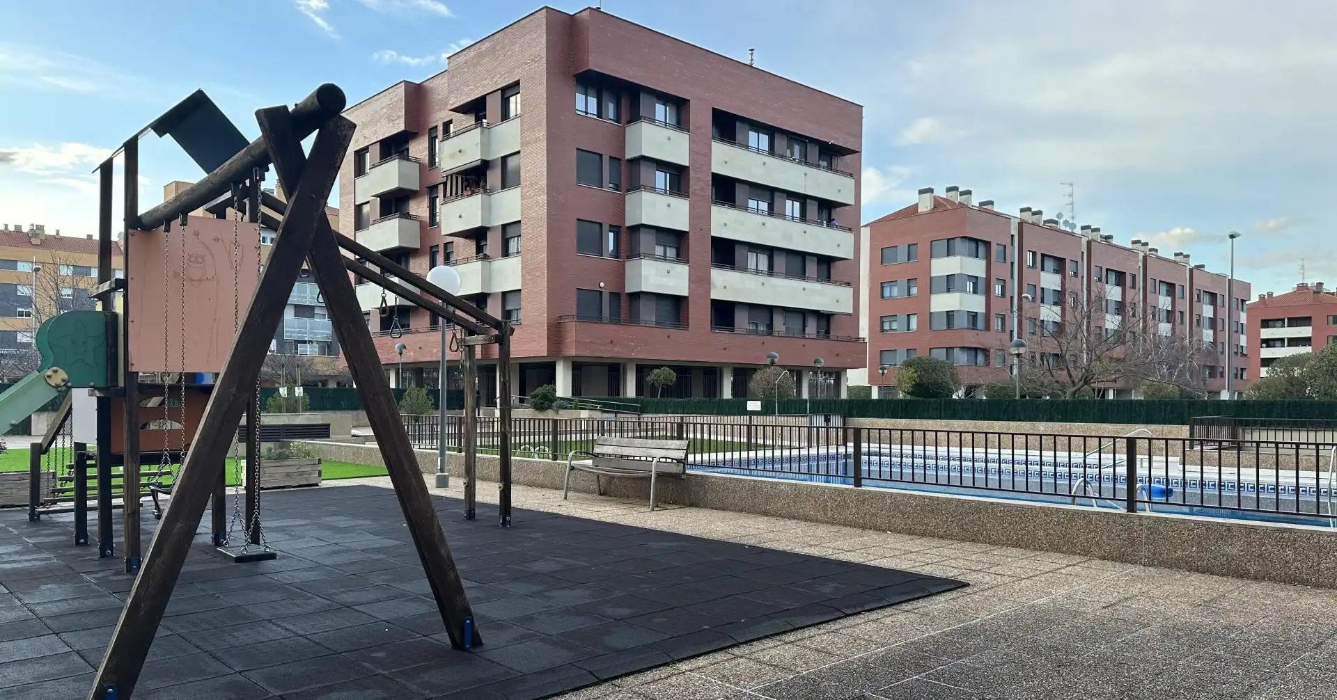 Vista exterior de Pis en venda en  Logroño amb Aire condicionat, Calefacció i Jardí privat