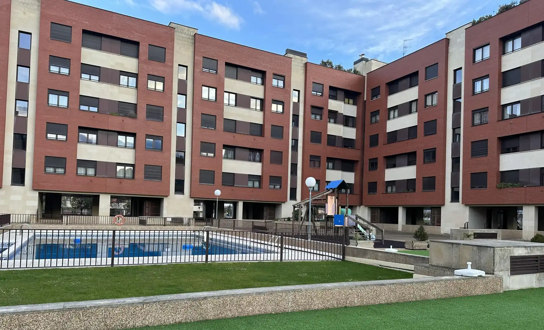 Vista exterior de Pis en venda en  Logroño amb Aire condicionat, Calefacció i Jardí privat