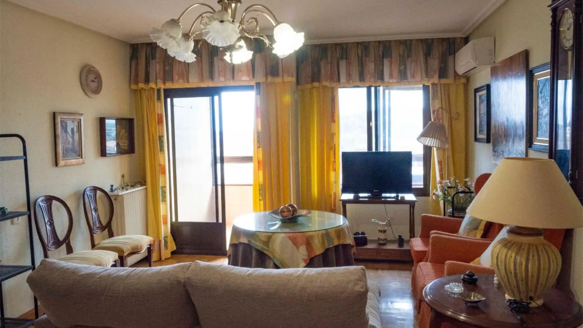 Living room of Flat for sale in Cáceres Capital  with Air Conditioner, Heating and Parquet flooring