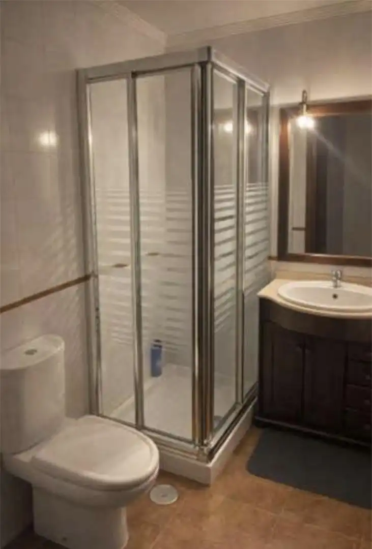 Flat for sale in Calle Calicasas, 7, Avda. Federico Garcia Lorca - Nueva Estación Autobuses Bathroom of Flat for sale in Granada with Air Conditioner, Heating and Parquet flooring