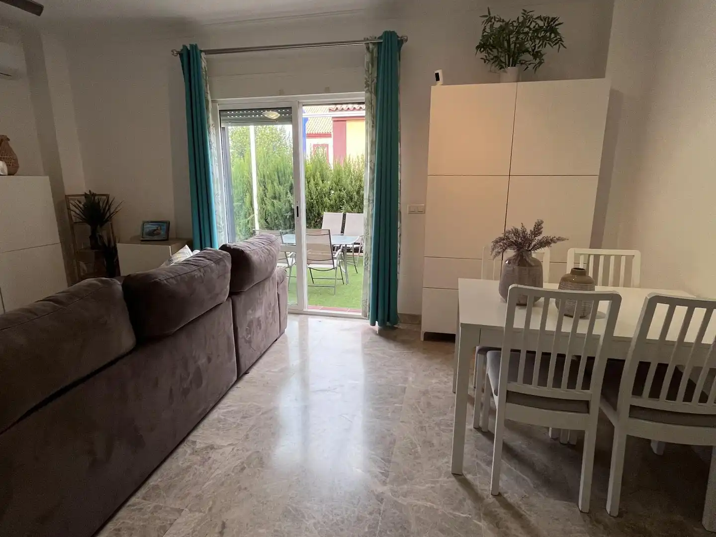 Sala de estar de Casa o chalet en venta en Montequinto con Aire acondicionado, Calefacción y Jardín privado