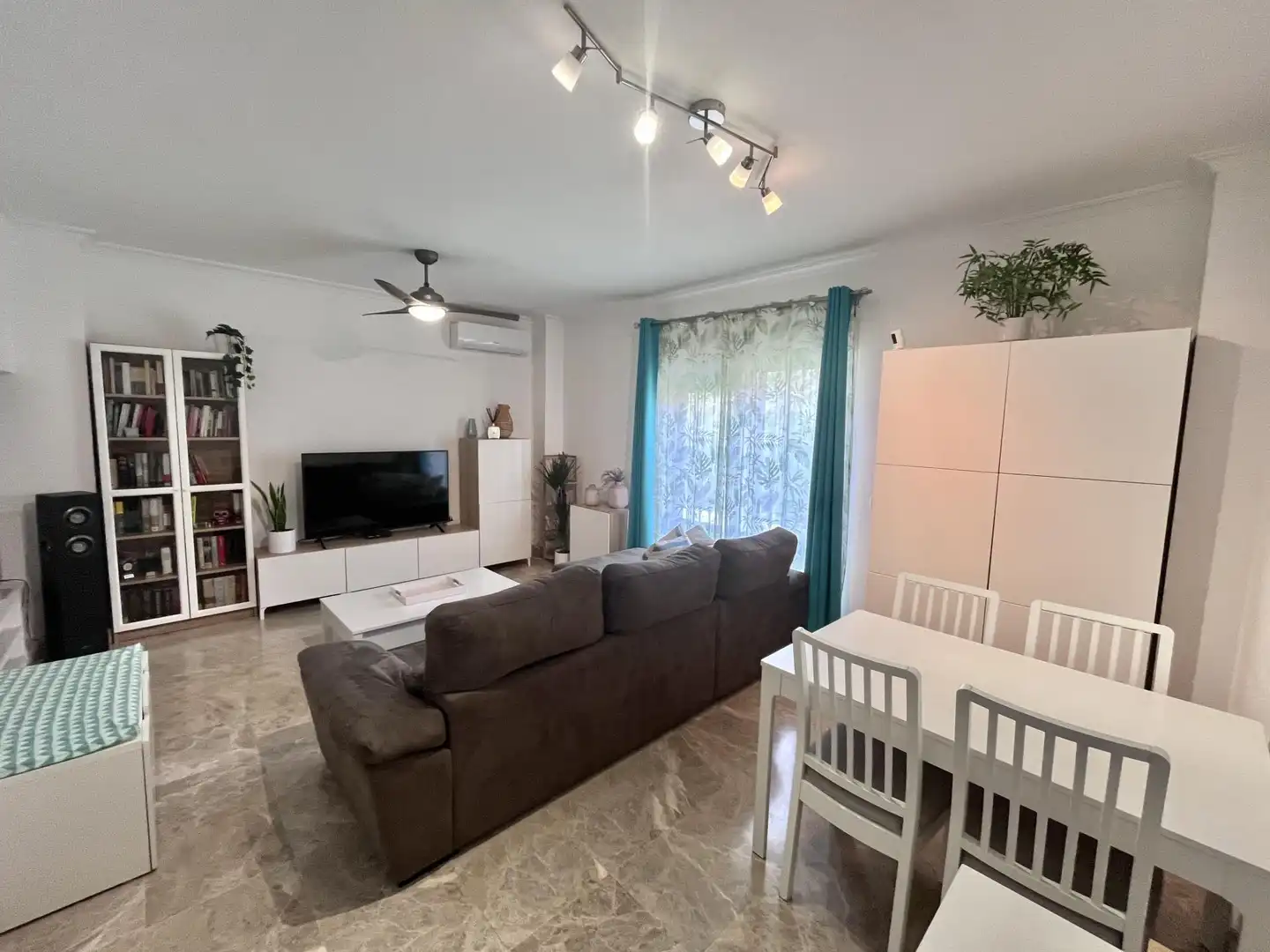 Sala de estar de Casa o chalet en venta en Montequinto con Aire acondicionado, Calefacción y Jardín privado
