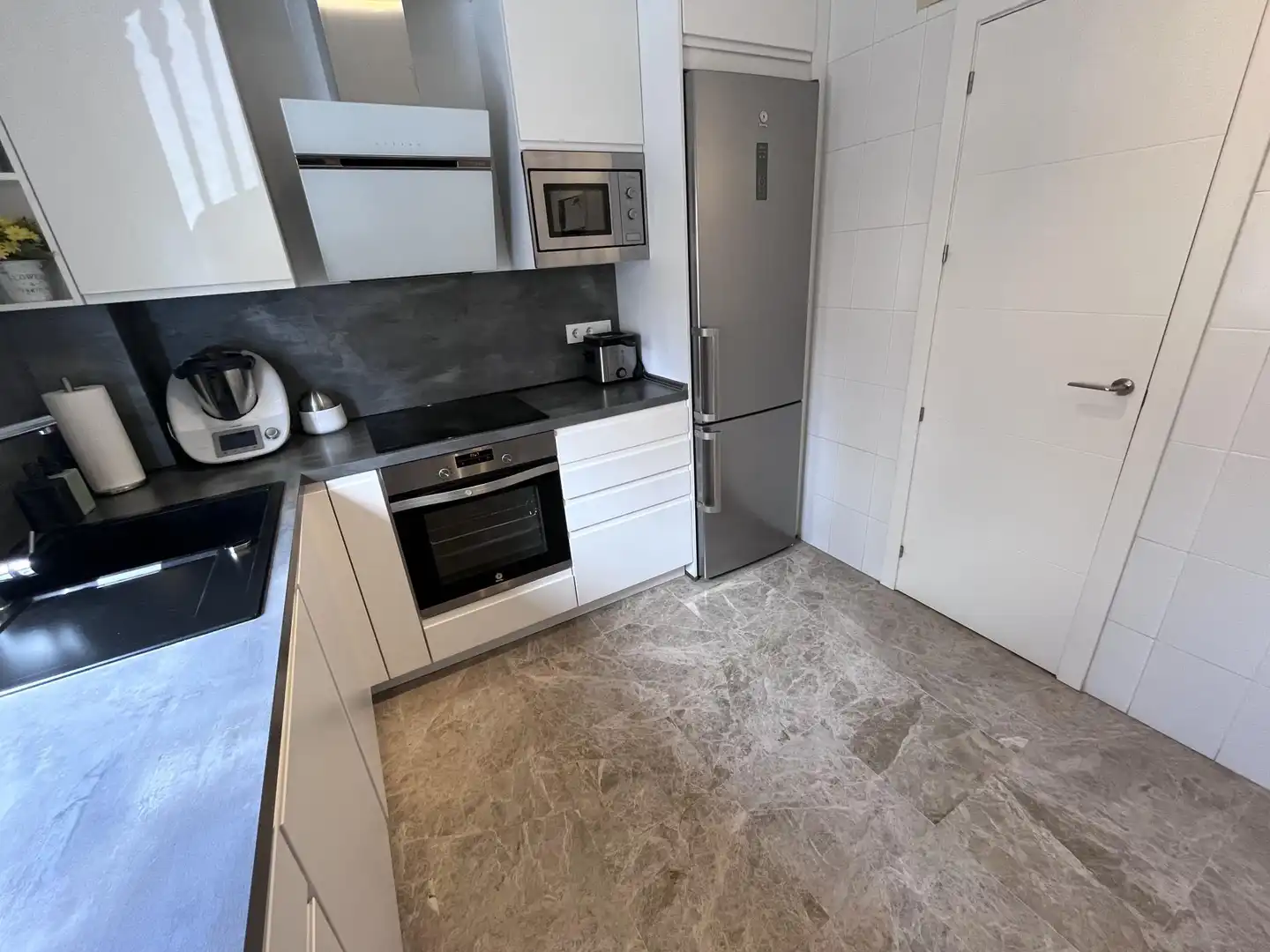 Cocina de Casa o chalet en venta en Montequinto con Aire acondicionado, Calefacción y Jardín privado