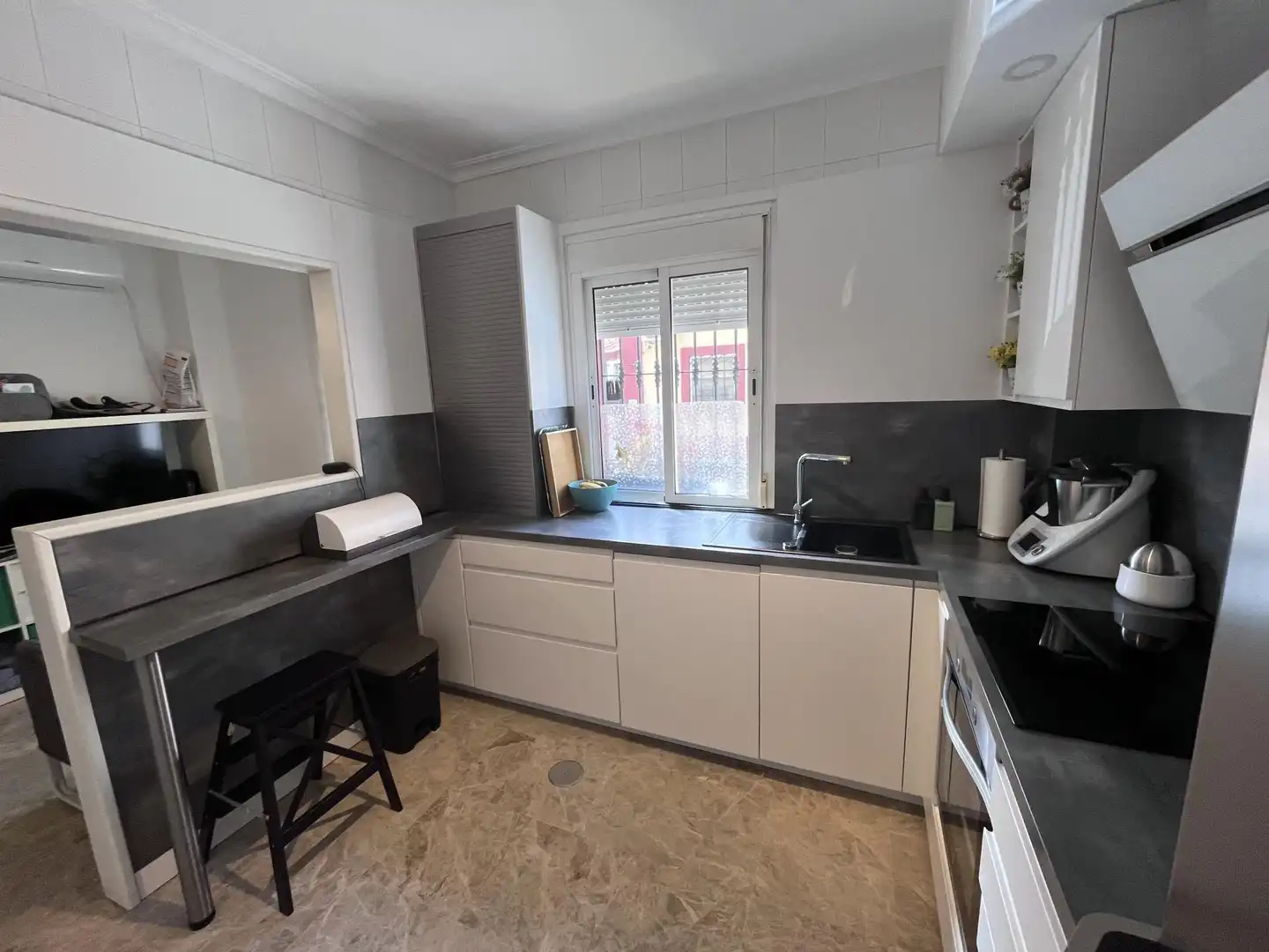 Cocina de Casa o chalet en venta en Montequinto con Aire acondicionado, Calefacción y Jardín privado