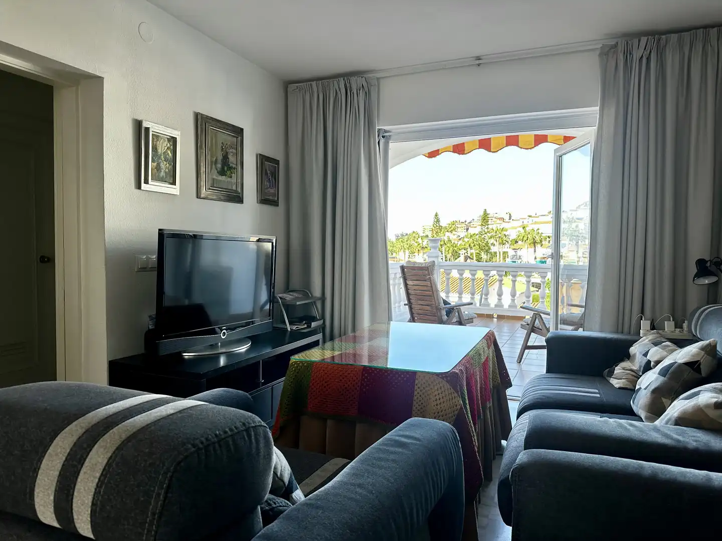 Sala de estar de Casa adosada en venta en Rincón de la Victoria con Terraza, Piscina y Balcón