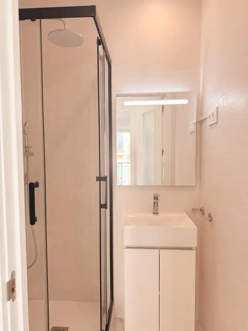 Zimmer in Calle de Hernani, 12, Cuatro Caminos - Azca Badezimmer von Wohnung zur untervermieten in Madrid mit Klimaanlage, Heizung und Parkett