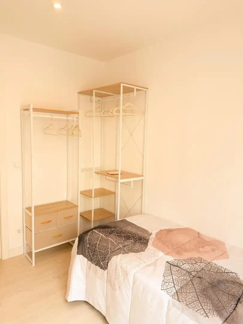 Zimmer in Calle de Hernani, 12, Cuatro Caminos - Azca Schlafzimmer von Wohnung zur untervermieten in Madrid mit Klimaanlage, Heizung und Parkett