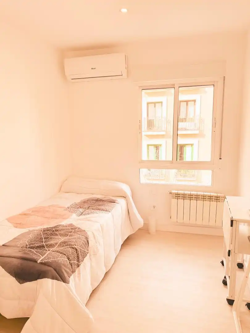 Zimmer in Calle de Hernani, 12, Cuatro Caminos - Azca Schlafzimmer von Wohnung zur untervermieten in Madrid mit Klimaanlage, Heizung und Parkett