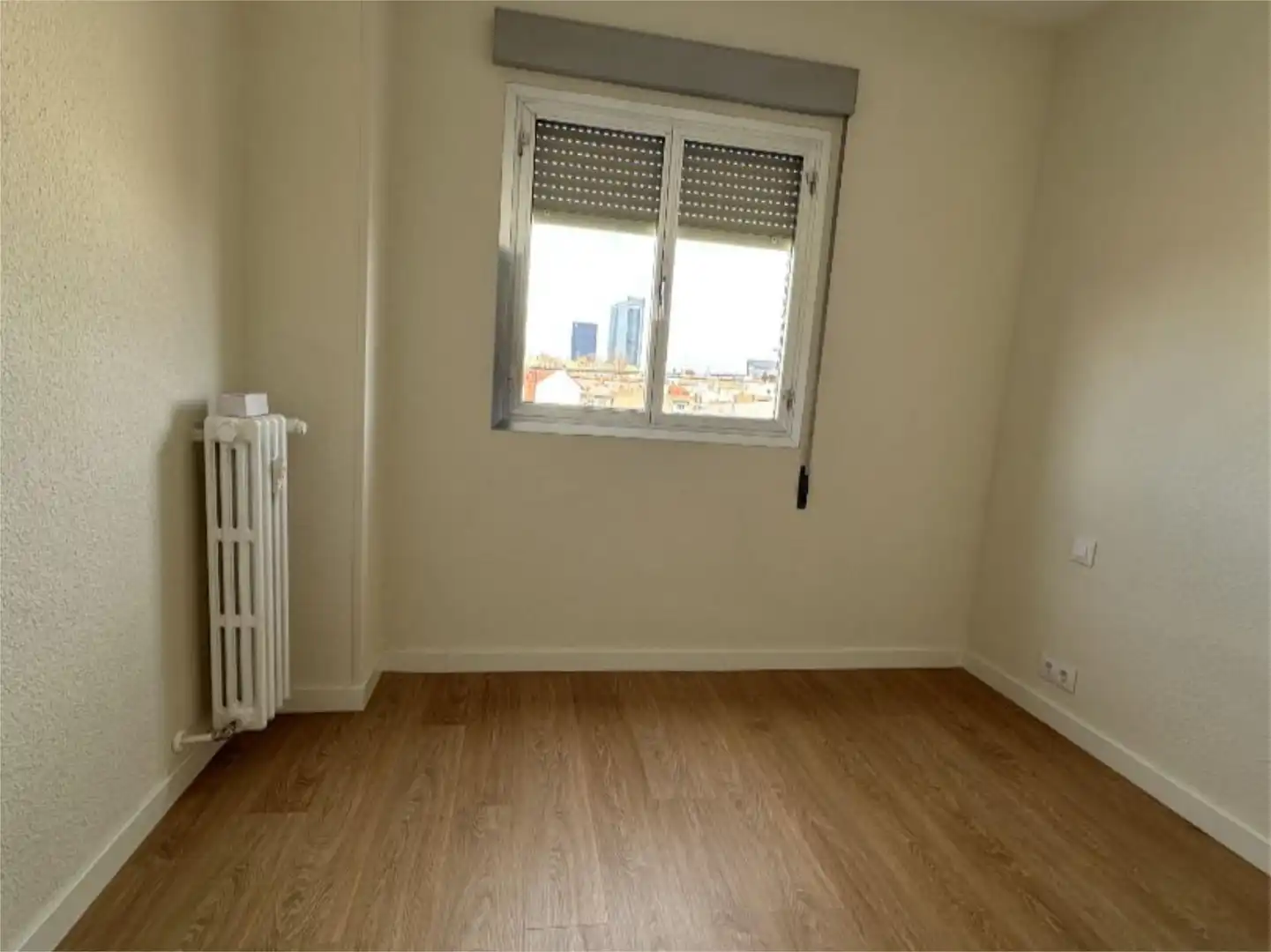Piso en venta en Calle de Bravo Murillo, 295, Valdeacederas Habitación de Piso en venta en Madrid con Calefacción, Terraza y Amueblado
