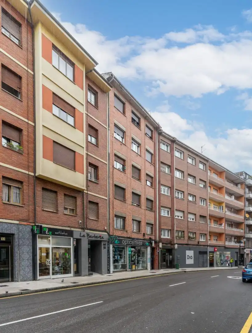 Vista exterior de Pis de lloguer en Oviedo  amb Calefacció i Moblat