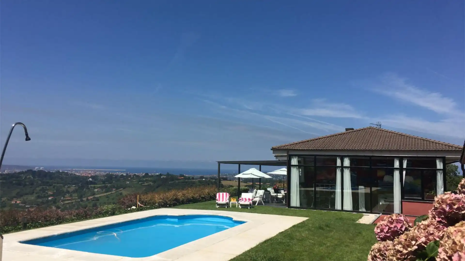 Piscina de Casa o chalet en venta en Gijón  con Terraza y Piscina