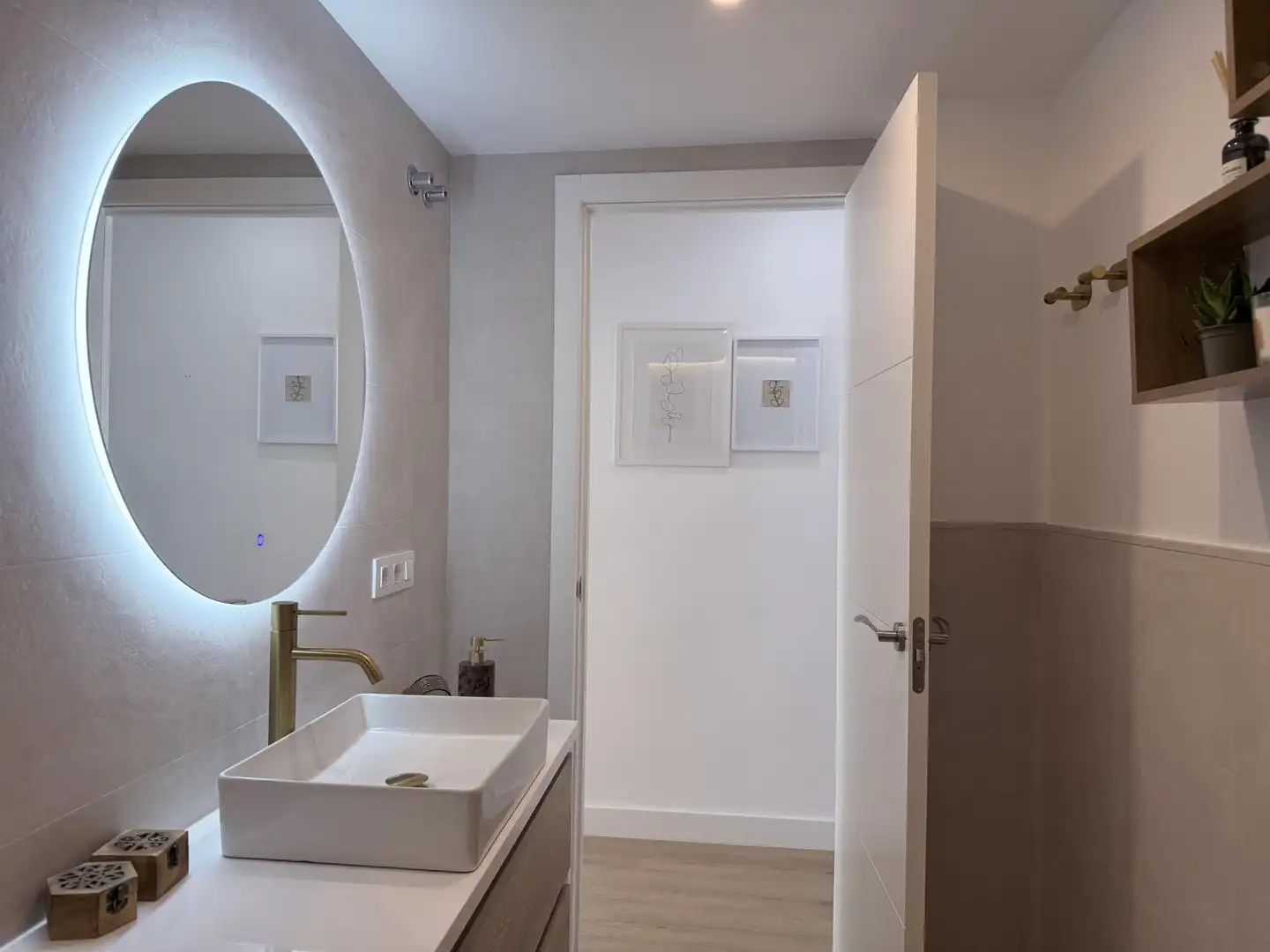 Wohnung zum Verkauf in Calle Navarro Caro, Las Almenas Badezimmer von Wohnung zum Verkauf in Tomares mit Klimaanlage, Heizung und Parkett