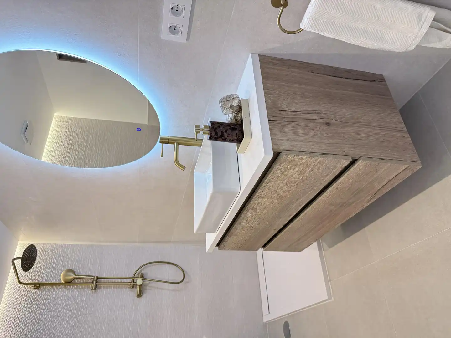 Wohnung zum Verkauf in Calle Navarro Caro, Las Almenas Badezimmer von Wohnung zum Verkauf in Tomares mit Klimaanlage, Heizung und Parkett