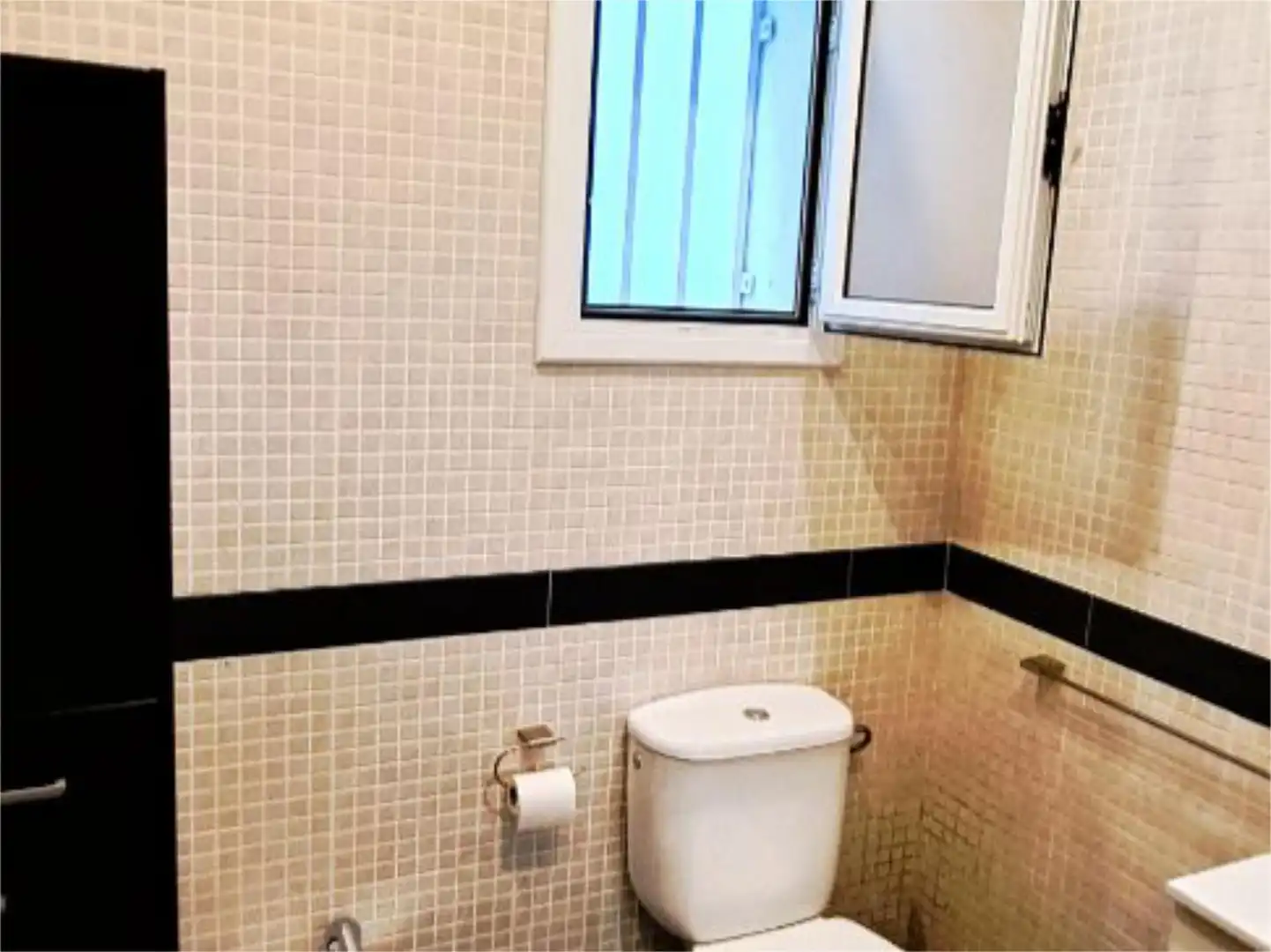 Erdgeschoss zum Verkauf in Carrer Mare de Déu de Les Neus, 72, Barcelona Capital Badezimmer von Erdgeschoss zum Verkauf in Barcelona Capital mit Klimaanlage
