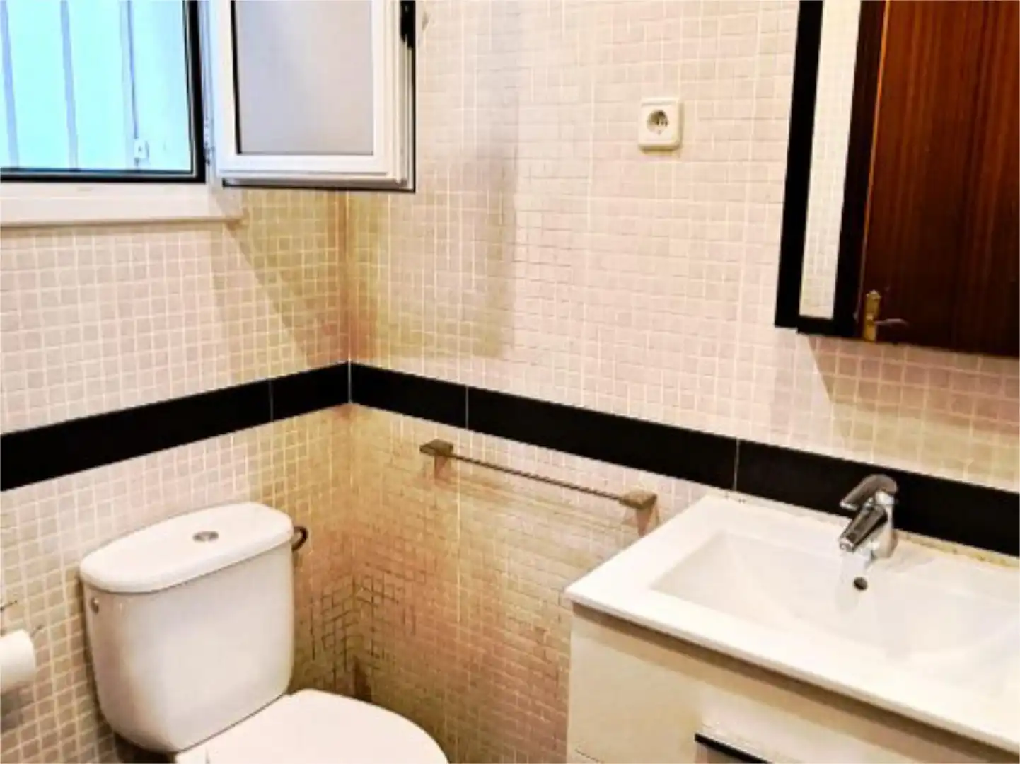 Erdgeschoss zum Verkauf in Carrer Mare de Déu de Les Neus, 72, Barcelona Capital Badezimmer von Erdgeschoss zum Verkauf in Barcelona Capital mit Klimaanlage