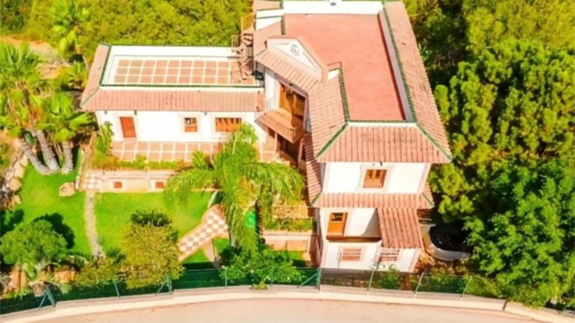 Vista exterior de Casa o xalet en venda en Estepona amb Aire condicionat, Terrassa i Balcó