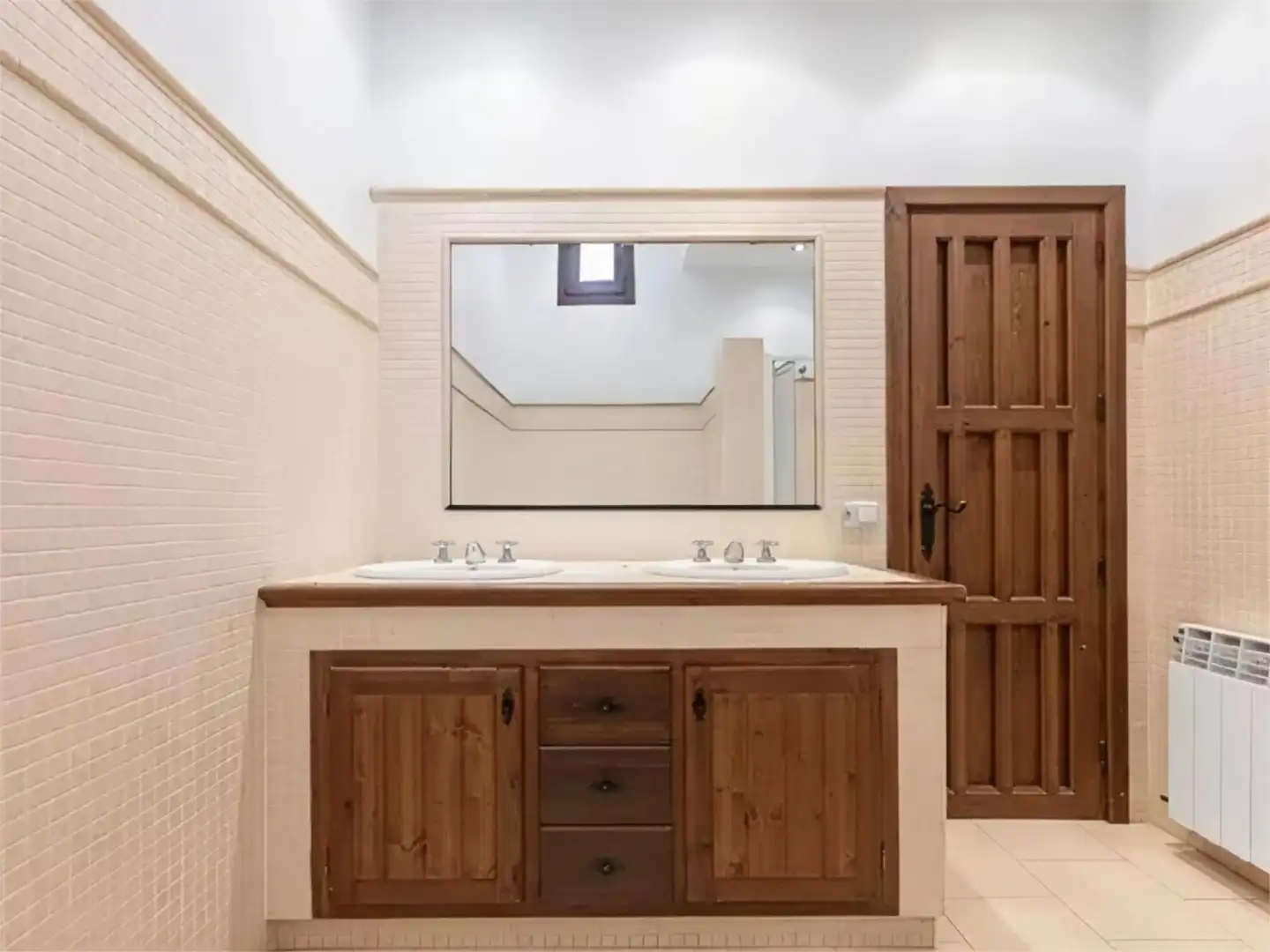 Piso en venta en Carretera, 188, El Velerín Baño de Piso en venta en Estepona con Aire acondicionado, Calefacción y Jardín privado