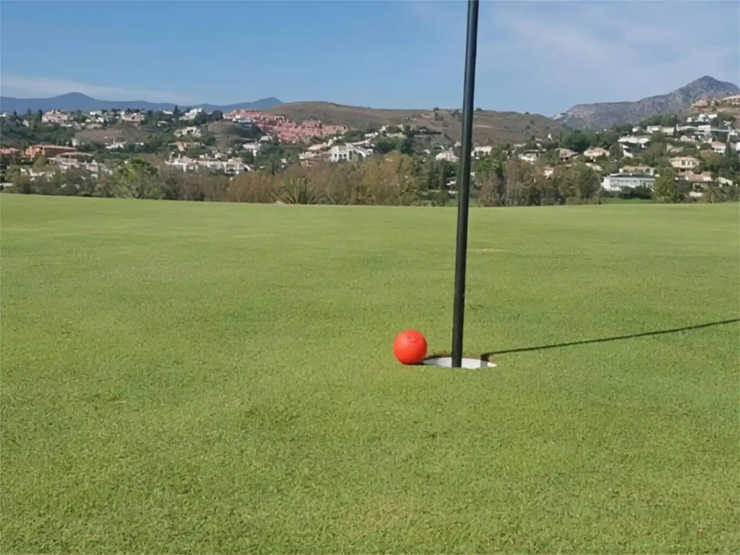 Piso en venta en Carretera, 188, El Velerín Vista exterior de Piso en venta en Estepona con Aire acondicionado, Calefacción y Jardín privado