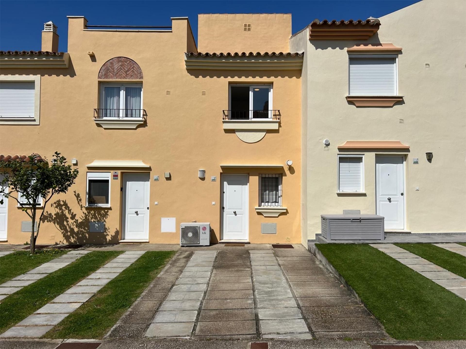 Vista exterior de Casa adosada en venta en Zahara de los Atunes con Aire acondicionado y Piscina