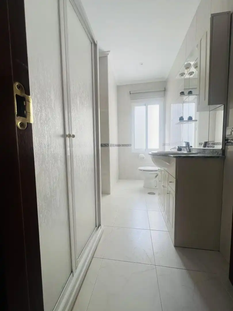 Flat for rent in Estrada de Castela, 64, Zona Ultramar Bathroom of Flat for rent in Ferrol with Heating, Parquet flooring and Furnished