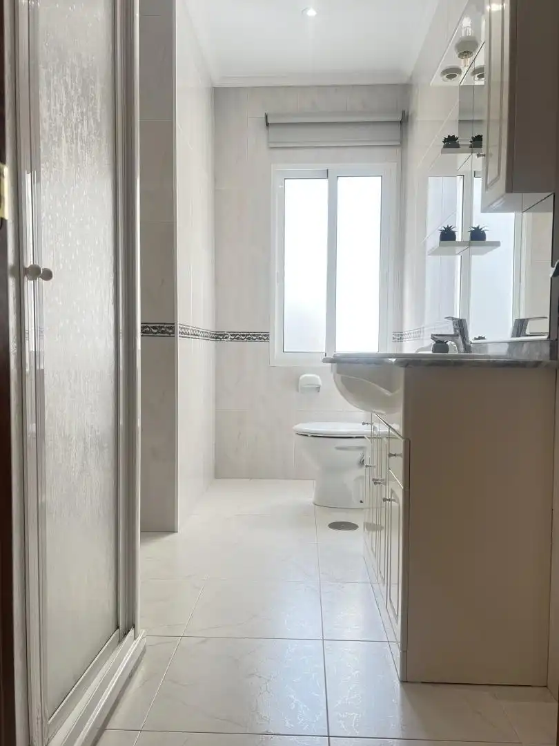 Flat for rent in Estrada de Castela, 64, Zona Ultramar Bathroom of Flat for rent in Ferrol with Heating, Parquet flooring and Furnished