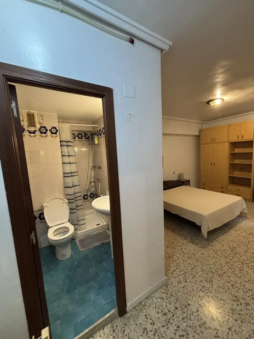 Schlafzimmer von Wohnung zur untervermieten in Valencia mit Klimaanlage, Heizung und Abstellraum