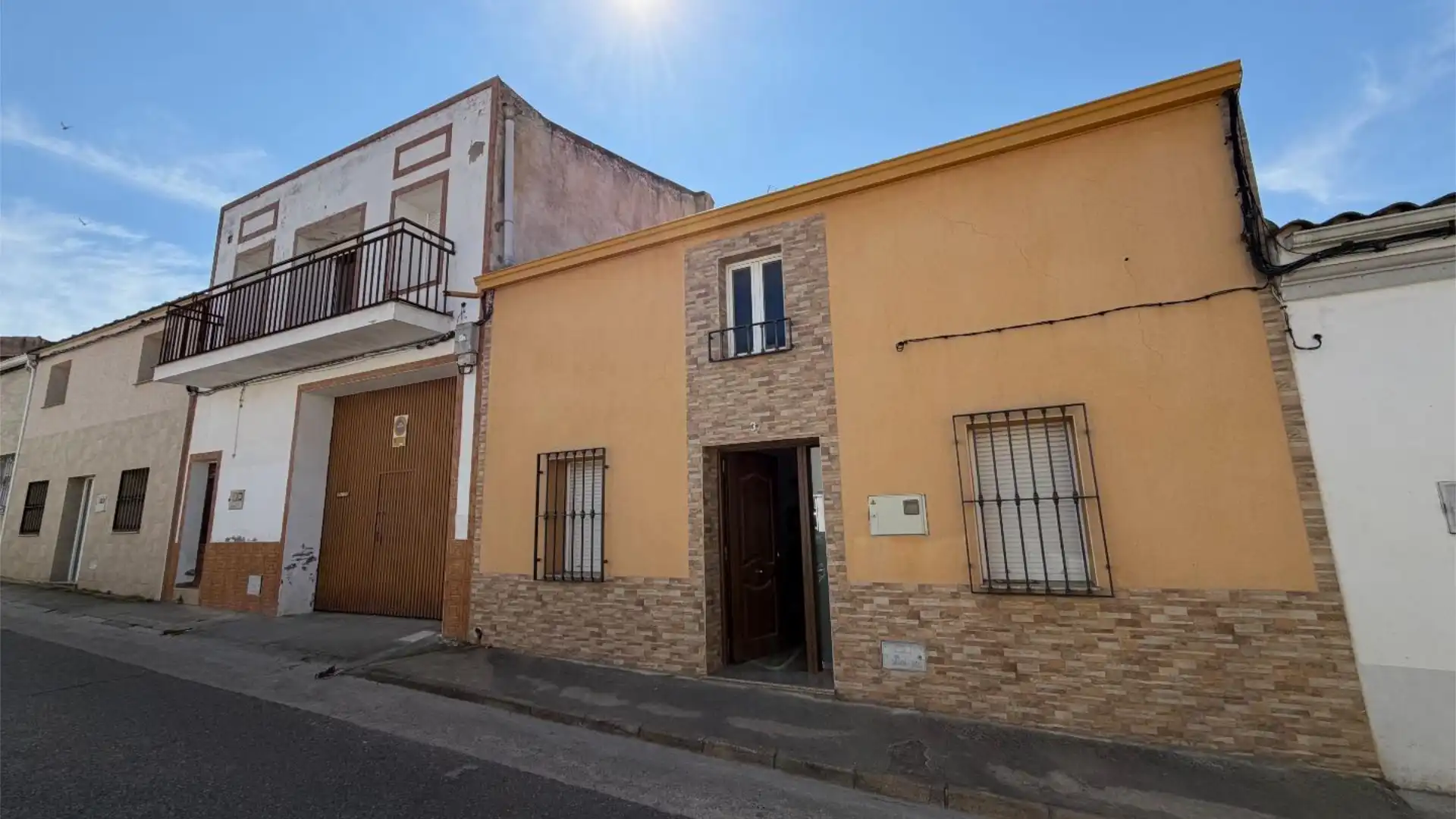 Vista exterior de Casa o xalet en venda en Santa Amalia amb Aire condicionat, Terrassa i Balcó