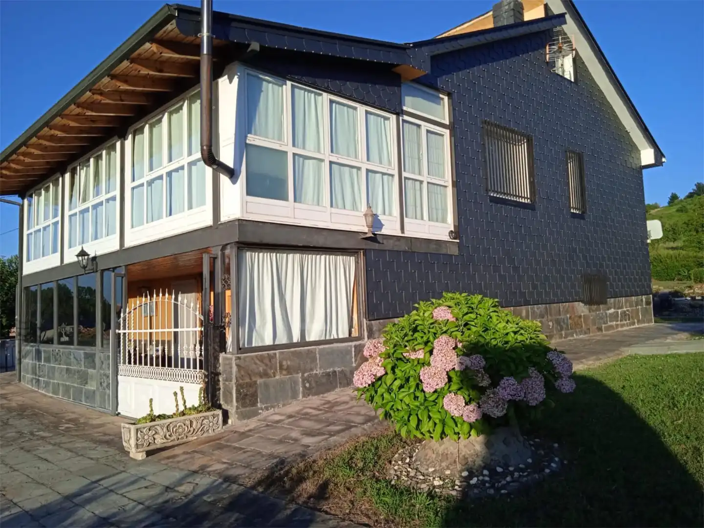 Casa o xalet en venda a Avenida del Bierzo, 29, Priaranza del Bierzo Vista exterior de Casa o xalet en venda en Priaranza del Bierzo amb Calefacció, Jardí privat i Terrassa
