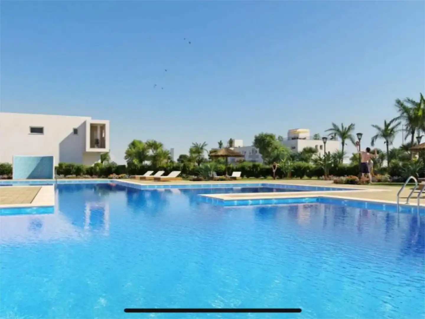 Schwimmbecken von Wohnung zum Verkauf in Puerto Real mit Klimaanlage, Heizung und Privatgarten