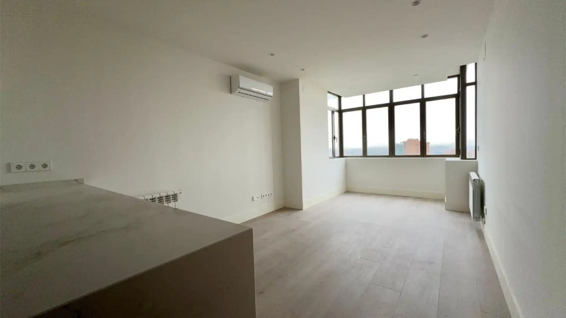 Piso de alquiler en Avenida de Pío XII, 92, Castilla Sala de estar de Piso de alquiler en Madrid Capital con Aire acondicionado, Calefacción y Jardín privado