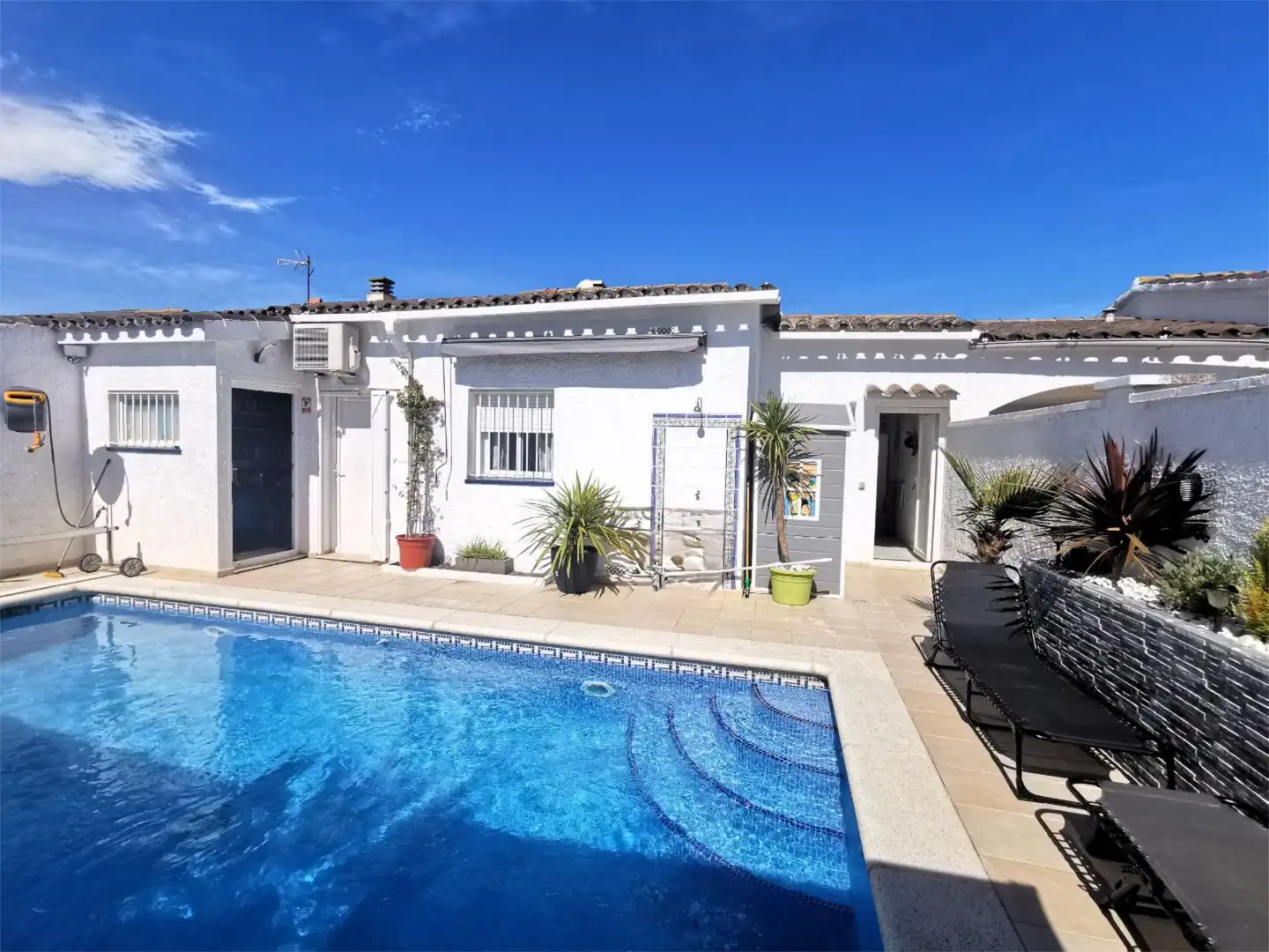 Casa o chalet en venta en Carrer Puigmal, 487a, Puigmal - Mas Nou Vista exterior de Casa o chalet en venta en Empuriabrava con Aire acondicionado, Terraza y Piscina