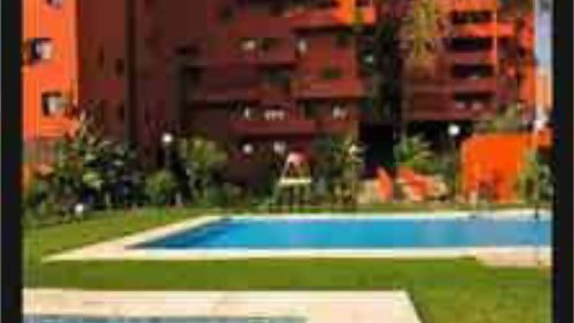 Piscina de Piso de alquiler en Estepona con Calefacción, Jardín privado y Terraza